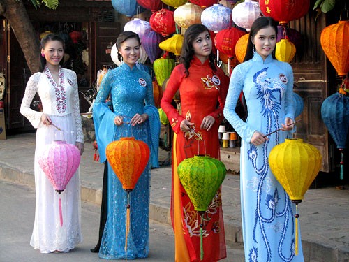 Традиционное платье «аозяй» подчёркивает красоту вьетнамских женщин - ảnh 4